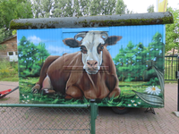 850588 Afbeelding van een koe, door Verfdokter (pseudoniem van Robert-Jan Brink) geschilderd op een bouwkeet bij de ...